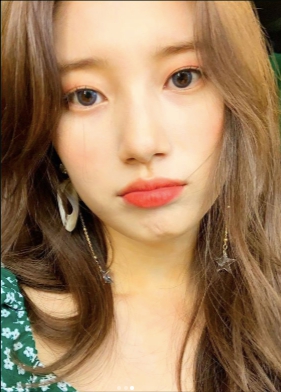 Actor Bae Suzy reveals beautiful selfieBae Suzy posted a photo of herself on her social media on Wednesday afternoon.In the open photo, Bae Suzy boasted beautiful look with feminine style and makeup.In another photo, she showed off her unwavering beautiful looks with a green outfit.Bae Suzy has been filming Drama Bae Bond in Morocco with Lee Seung-gi last month.Bae Suzy SNS