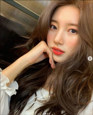Actor Bae Suzy reveals beautiful selfieBae Suzy posted a photo of herself on her social media on Wednesday afternoon.In the open photo, Bae Suzy boasted beautiful look with feminine style and makeup.In another photo, she showed off her unwavering beautiful looks with a green outfit.Bae Suzy has been filming Drama Bae Bond in Morocco with Lee Seung-gi last month.Bae Suzy SNS