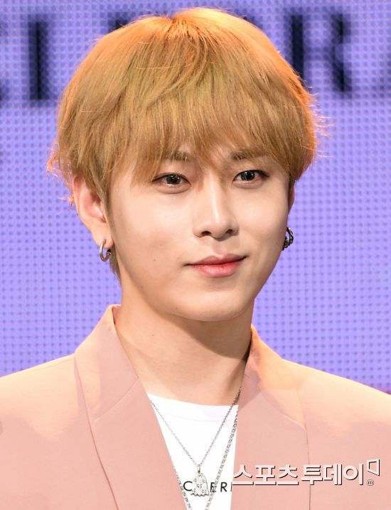 The group Highlight Yong Jun-hyung captures the emotional melody of Boy friend with OST.On the 12th, Highlight agency Around Earth predicted that the third OST of the cable TV TVN drama Boy Friend, which Yong Jun-hyung participated in, will be released at 6 pm on the 13th.Yong Jun-hyungs Dont Hesitate is a lyrical song that captures the hearts of lovers who want to start loving love.Above all, Yong Jun-hyung will challenge his first solo singing by OST through this work, adding to his expectation that his deep emotions and drama atmosphere will be harmonized.Boy friend is a thrilling emotional melodrama that started with the accidental meeting of Cha Soo-hyun (Song Hye-kyo) and Kim Jin-hyuk (Park Bo-gum), a free and clear soul who have never lived their chosen life.