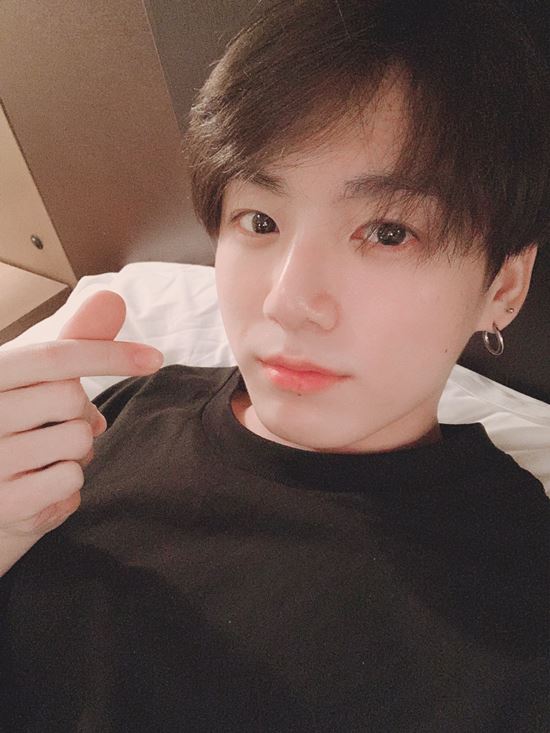 Group BTS youngest Jungkook expressed affection for fans; on Wednesday Jungkook posted purple heart emojis and his own Selfie on the official BTS SNS.In the photo, he is lying on the bed and doing a hand heart with a neat face.The emoticon heart used by Jungkook is purple, which is analogized by expressing the affection of fandom Amy and BTS bora.Jungkook also showed perfect appearance on his face without a toilet, while Jungkooks BTS has been actively communicating with fans through SNS./ Photo = Official BTS Twitter