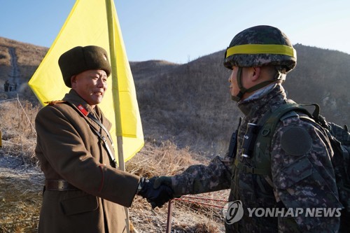 악수하는 남북 GP현장검증반 (서울=연합뉴스) 남북 군사당국이 '9·19 군사분야 합의서' 이행 차원에서 시범 철수한 비무장지대 내 GP(감시초소)에 대해 12일 오후 상호검증에 나선 가운데 강원도 철원 중부전선에서 우리측 대표 육군 대령 윤명식과 북측 안내 책임자 육군 상좌 리종수가 악수를 하고 있다.  [국방부 제공] photo@yna.co.kr