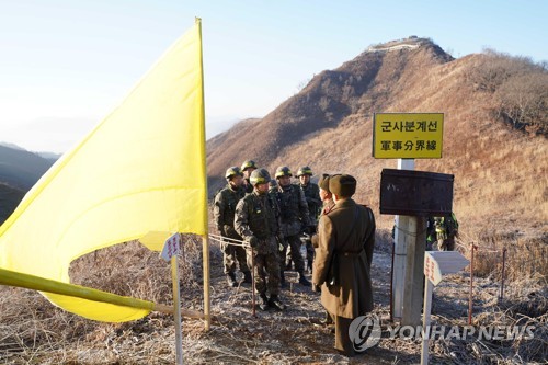 GP 시범철수 상호검증, 대화하는 남북 관계자들 (서울=연합뉴스) 남북 군사당국이 '9·19 군사분야 합의서' 이행 차원에서 시범 철수한 비무장지대 내 GP(감시초소)에 대해 12일 오후 상호검증에 나선 가운데 강원도 철원 중부전선에서 우리측 검증반 대표 육군 대령 윤명식과 북측 현장검증반 안내 책임자 육군 상좌 리종수가 만나 대화를 하고 있다.  [국방부 제공] photo@yna.co.kr