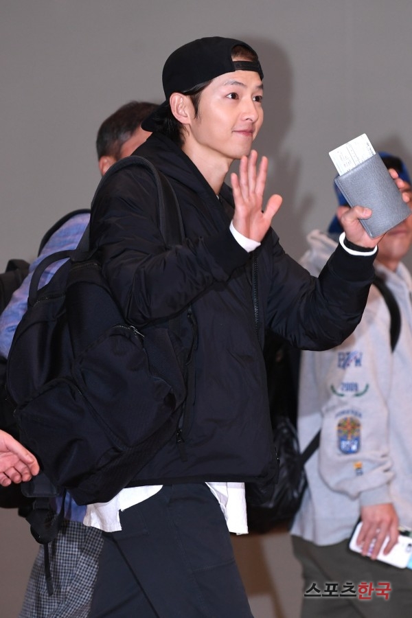 Actor Song Joong-ki is leaving for Hong Kong via Incheon International Airport Terminal #2 to attend the 2018 Mnet Asian Music Awards in Hong Kong (2018 MAMA in HONG KONG) on the morning of the 13th.