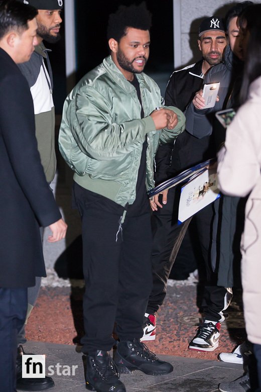 Canada-born world-renowned songwriter The Weeknd arrived at Gimpo International Airport on a private plane in Bali, Indonesia, for his first concert in Korea on the afternoon of the 13th.Wickend, who pioneered the PBR & B genre, which combines electronica, rock, hip-hop, and R & B, has also appeared in the Forbes magazine cover as the fourth highest income cellar in the United States.In addition to Cant Feel My Face, The Hills and Starboy, which reached number one on the Billboard, 50 songs have entered the Billboard charts and three Grammy Awards-winning Powers.Meanwhile, the concert of Hyundai Card Culture Project 28 The Weekend will be held at Gocheok Sky Dome on the afternoon of the 15th.