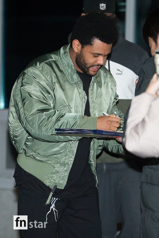Canada-born world-renowned songwriter The Weeknd arrived at Gimpo International Airport on a private plane in Bali, Indonesia, for his first concert in Korea on the afternoon of the 13th.Wickend, who pioneered the PBR & B genre, which combines electronica, rock, hip-hop, and R & B, has also appeared in the Forbes magazine cover as the fourth highest income cellar in the United States.In addition to Cant Feel My Face, The Hills and Starboy, which reached number one on the Billboard, 50 songs have entered the Billboard charts and three Grammy Awards-winning Powers.Meanwhile, the concert of Hyundai Card Culture Project 28 The Weekend will be held at Gocheok Sky Dome on the afternoon of the 15th.