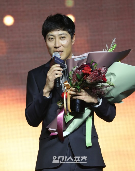 [포토]최현 지도자상, 더 훌륭한 선수 발굴 하겠다