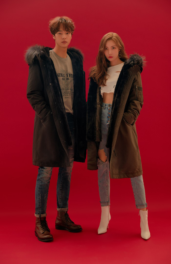 Singer Sunmi showed an extraordinary padding fashion in an undisclosed picture.The original vintage casual brand Buckeroo of fashion company Hansem K released the 2018 F/W pictorial with Actor Yang Se-jong and Sunmi on the 13th.Sunmi in this picture showed a solid abs by matching black bra tops and wide black wide pants with a dizzying slit.Sunmi added a warm and sporty appeal over a rich white long padding here.In another pictorial, Sunmi completed a stylish Denim look by matching slim jeans with a torn detail and a knee-revealing white crop top.Here, Sunmi created an intense atmosphere with white ankle boots and a generous pitted night jumper.Yang Se-jong wore a comfortable gray T-shirt and denim pants lightly rolled up, and wore a vintage brown color walker to show off her warm charm.The outer selected by Sunmi and Yang Se-jong in the picture is Air Long Master which can be worn warmly and lightly even in cold waves by using ultra-light material and Uni Detouchable Long Kijang Down Jumper which can attach and detach thick inner skin.