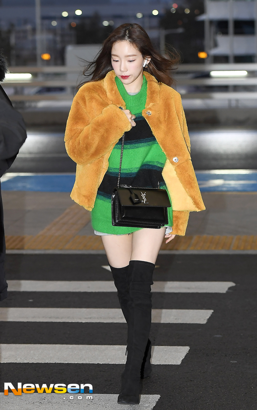 Girls Generation Taeyeon departed for Philippines Manila, showing the Airport Fashion through the Incheon International Airport on the afternoon of December 13th.Taeyeon is heading for the departure hall on the day.Jung Yu-jin