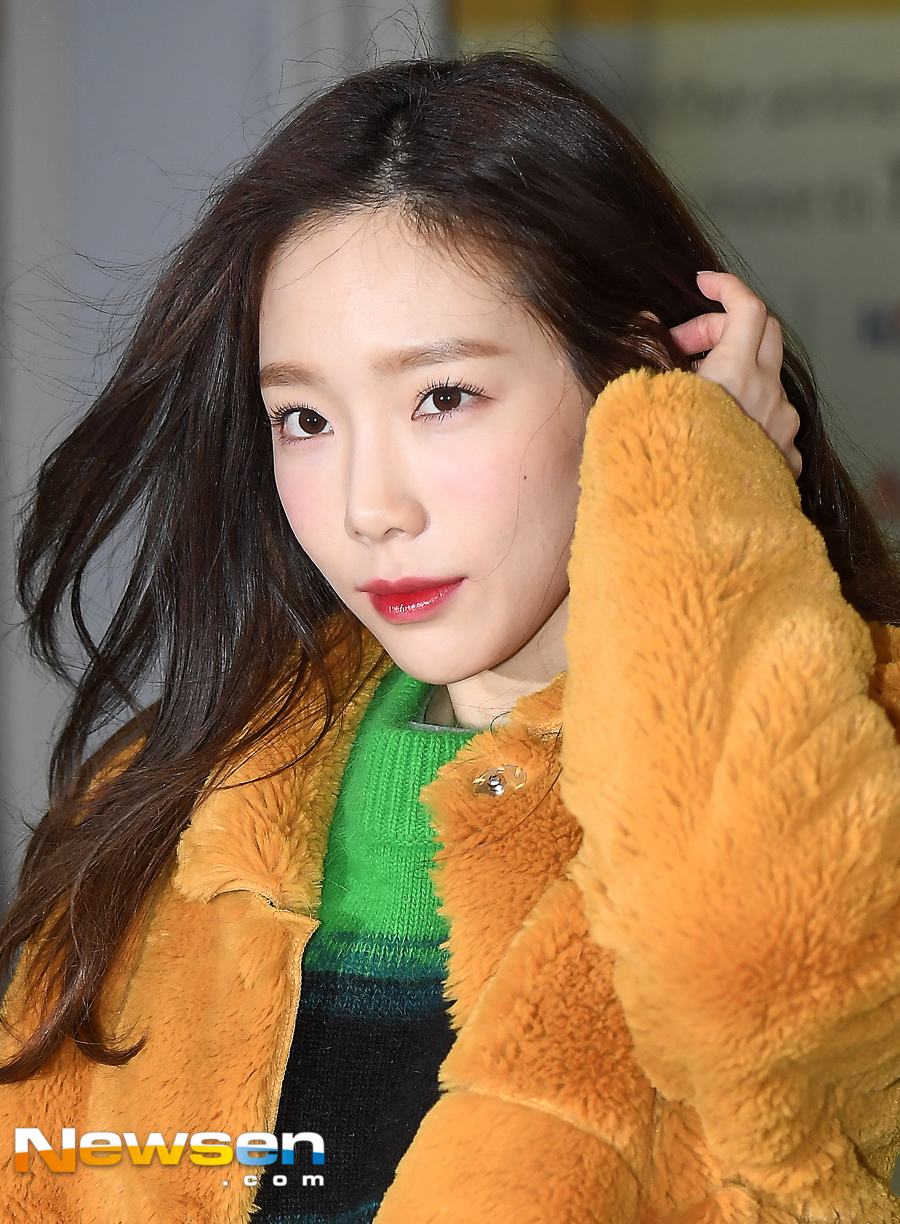 Girls Generation Taeyeon departed for Manila, Philippines, on the afternoon of December 13th, with Airport fashion through Incheon International Airport.Taeyeon is posing on this day.Jung Yu-jin