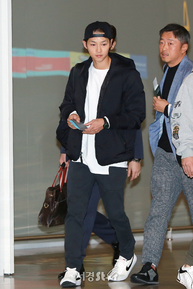 Actor Song Joong-ki is leaving for Hong Kong with an airport fashion.