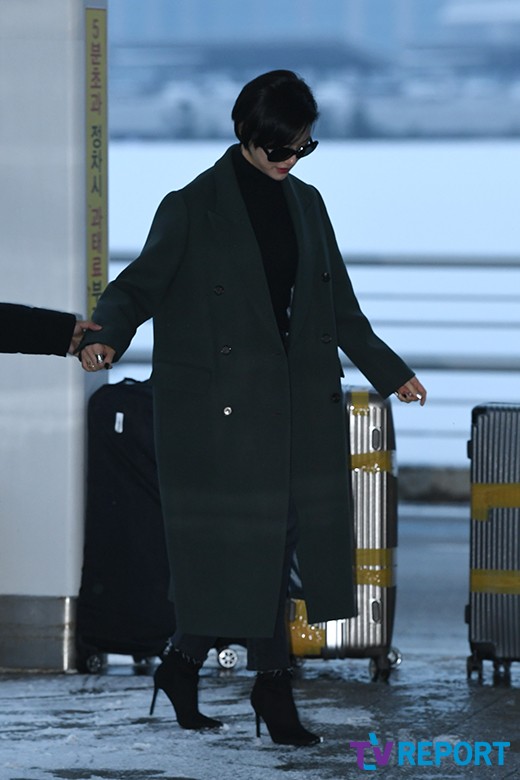 Actor Lee El left the country on the morning of the 13th through the Incheon International Airport.
