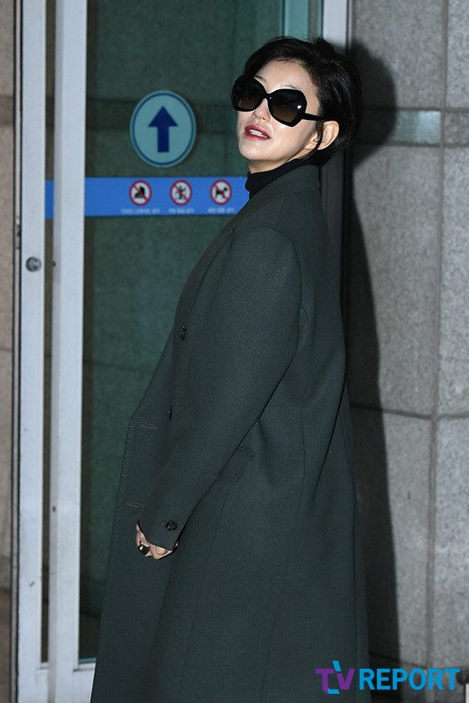 Actor Lee El left the country on the morning of the 13th through the Incheon International Airport.