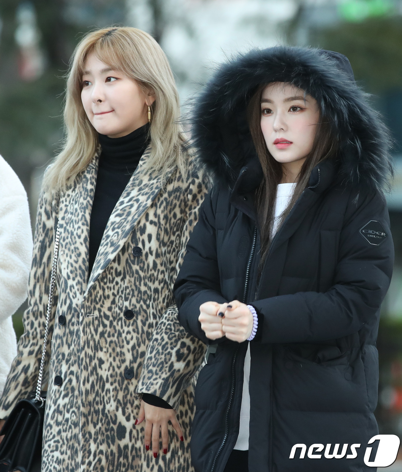 Seoul=) = Red Velvet Seulgi, Irene (right) pose for a rehearsal of KBS2 Music Bank (MU Bang) held at the public hall of KBS New Building in Seoul, Yeouido, on the morning of the 14th.December 14, 2018