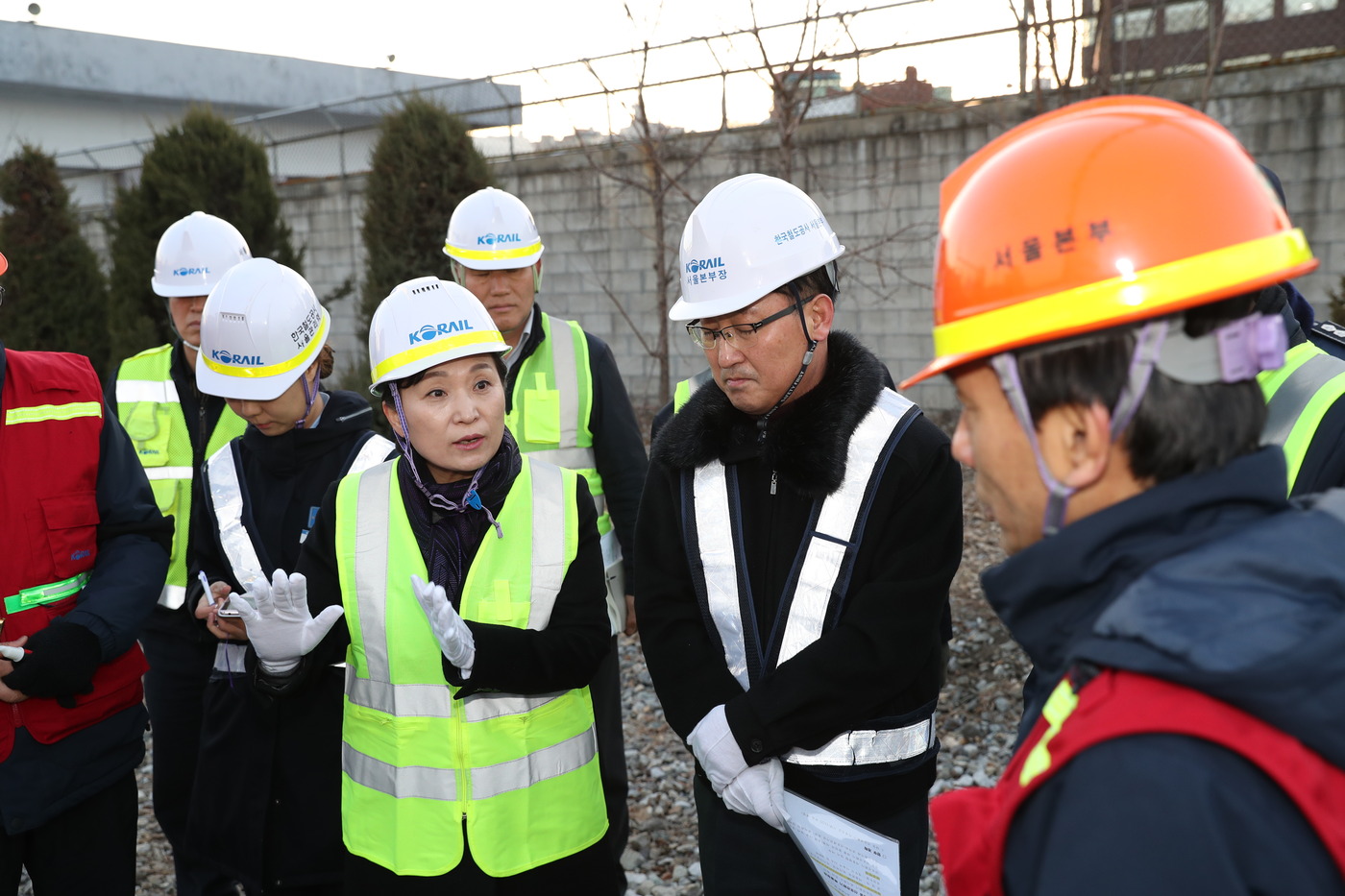 김현미 국토교통부 장관이 선로전환기 점검을 하고 있다. (국토교통부 제공)© News1