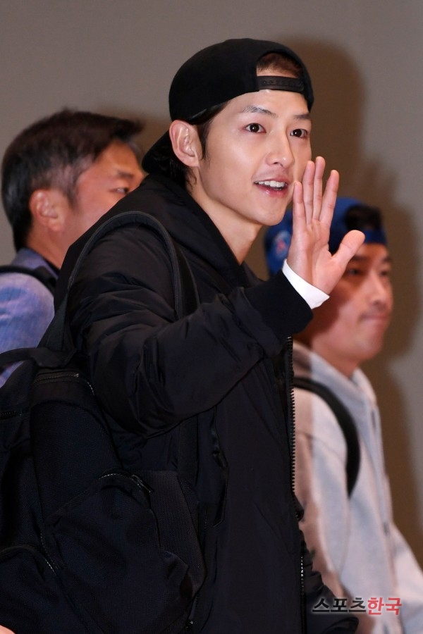 Actor Song Joong-ki is leaving for Hong Kong through the Terminal #2 at Incheon International Airport to attend the 2018 Mnet Asian Music Awards in Hong Kong (2018 MAMA in HONG KONG) on the morning of the 13th.