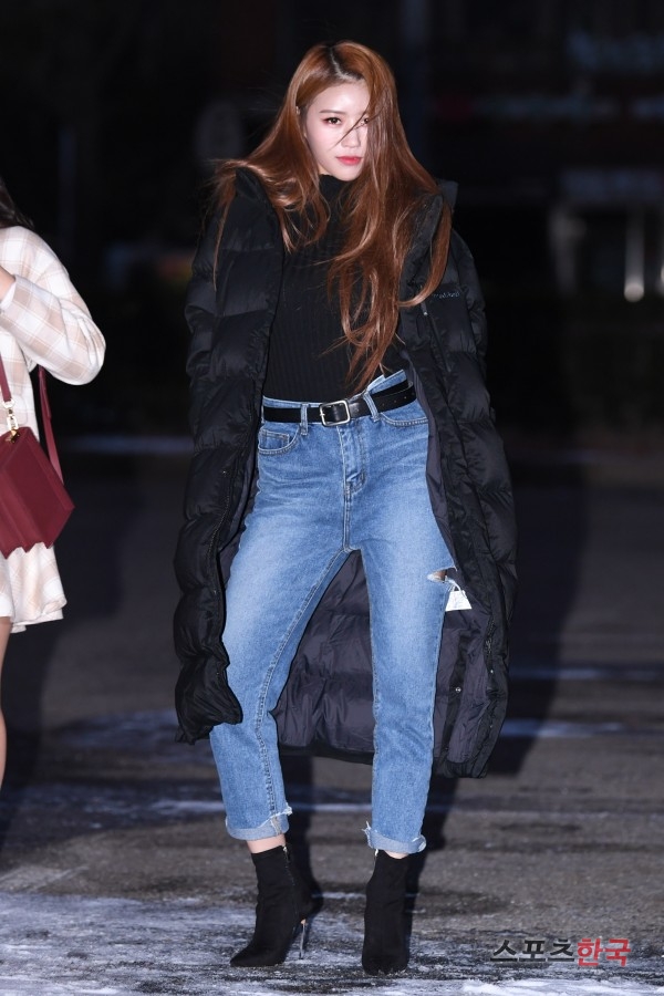 Lovelyz Lee Mi-joo is going to work to attend KBS 2TV Music Bank revival at KBS New Hall in Yeongdeungpo-gu, Seoul on the morning of the 14th.
