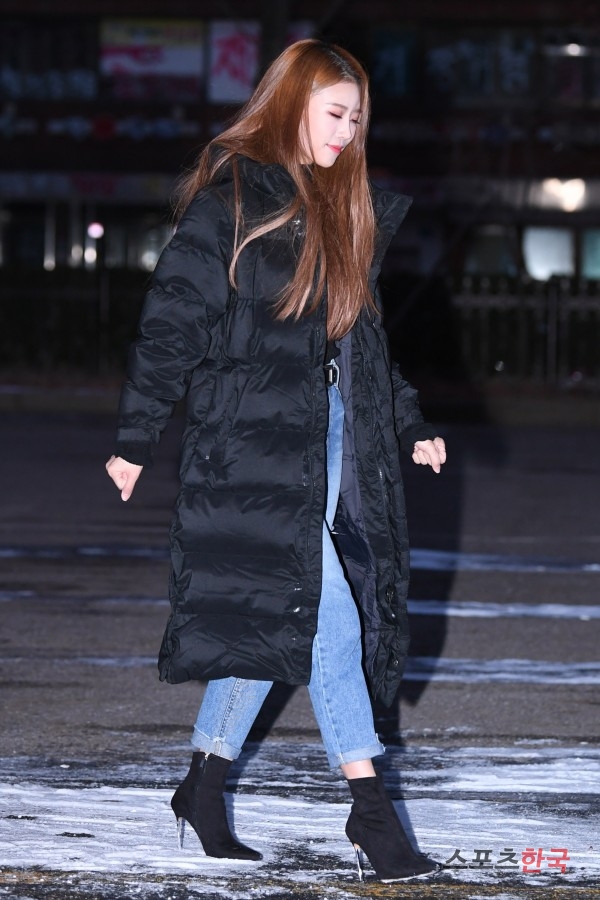 Lovelyz Lee Mi-joo is going to work to attend the KBS 2TV Music Bank rehearsal at the KBS New Hall in Yeongdeungpo-gu, Seoul on the morning of the 14th.