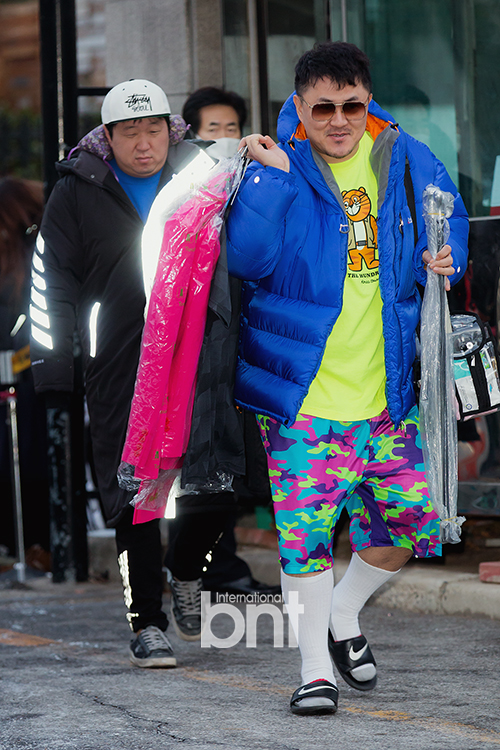 KBS Music Bank rehearsal was held at KBS New Pavilion in Yeouido-dong, Yeongdeungpo-gu, Seoul on the morning of the 14th.Hip-hop duo Hyung Don and Daejun, who came back with What You Want to Listen, Defconn and Jeong Hyeong-don have photo time.Stage costume and props, and the leading players, Daejun, the youngest Defconn.The End King of Gorgeousness Defconn. Stage costume or Way to work attire is full of colorful colors; socks and slippers are sense-sense men balanced in achromatic colors.Yes, no matter who looks at it, the big money and Daejun who just happened to be a leader Jeong Hyeong-don.Even the neck pillow was carried, along with the practicality of taking responsibility for neck pillows in cars and neck warms in Way to work.If you tie it up, you will see more celebrity fashion, and you will be the leader Jeong Hyeong-don.Photo Time with Don and Daejun are Defconn, Jin Young-don. Both singers. Not manager and singer. News reports