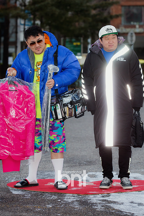 KBS Music Bank rehearsal was held at KBS New Pavilion in Yeouido-dong, Yeongdeungpo-gu, Seoul on the morning of the 14th.Hip-hop duo Hyung Don and Daejun, who came back with What You Want to Listen, Defconn and Jeong Hyeong-don have photo time.Stage costume and props, and the leading players, Daejun, the youngest Defconn.The End King of Gorgeousness Defconn. Stage costume or Way to work attire is full of colorful colors; socks and slippers are sense-sense men balanced in achromatic colors.Yes, no matter who looks at it, the big money and Daejun who just happened to be a leader Jeong Hyeong-don.Even the neck pillow was carried, along with the practicality of taking responsibility for neck pillows in cars and neck warms in Way to work.If you tie it up, you will see more celebrity fashion, and you will be the leader Jeong Hyeong-don.Photo Time with Don and Daejun are Defconn, Jin Young-don. Both singers. Not manager and singer. News reports