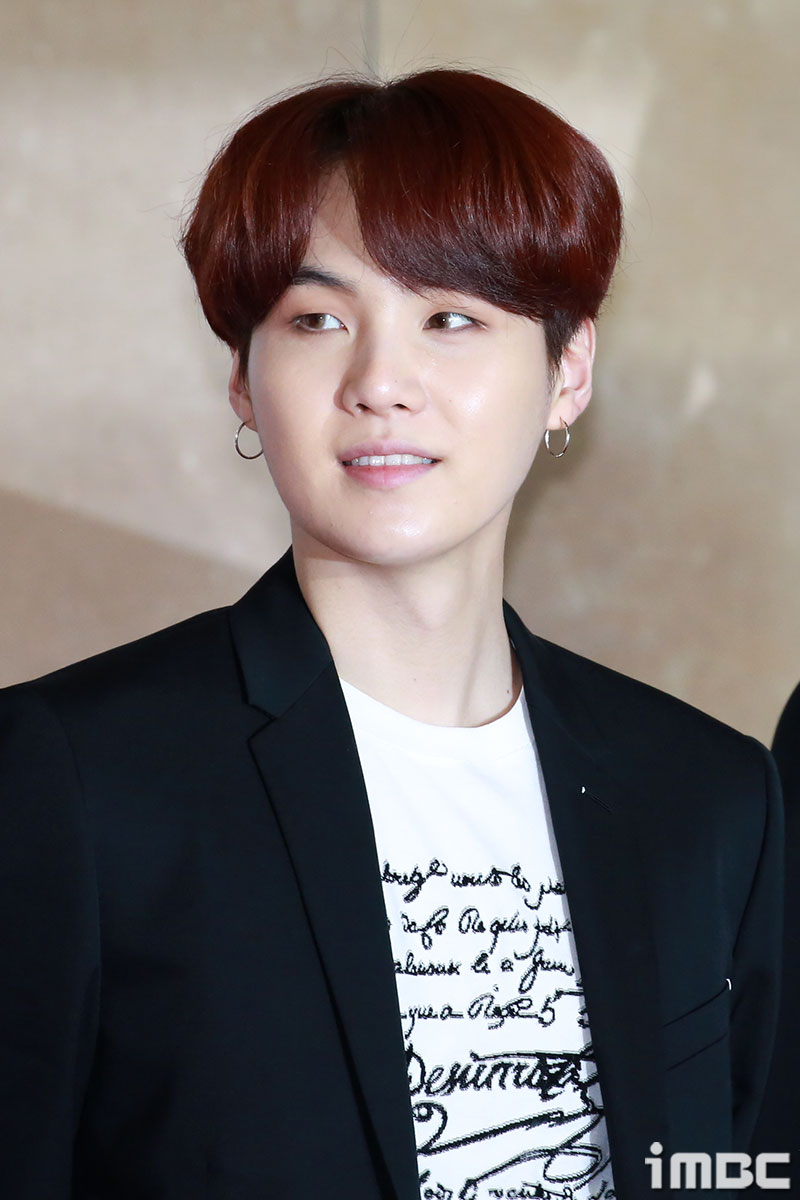 ! The all-round stone that is written and composedBTS Suga proudly first place in Idol Producers Voting conducted by Idol The ChampIm on.Recently, Idols have expanded their scope to produce beyond existing dance and vocal areas.(Women) Childrens Leader Jeon So-yeon won the Rookie of the Year award at the Music Awards this year with his own produced songs Ratata and Han, and Winner Kang Seung-yoon also left a national hit song Really Really.Who are the most beloved Idol Producers of fans?MBCPLUS popular Idol app Idol The Champ has been Voting for the past two weeks under the title of What is the all-around Idol Producers who write and write?Voting results show that Idol Producers first place, was a BTS member Suga, who made up 25.52%; Suga began producing while working in a music studio as a child.Originally, Jinro was one of the members who spend a lot of time producing enough to say that he was thinking about producers rather than Idol.In 2017, singer Surans Feat was taken today, including BTS songs Tomorrow, Jump, Let Me Know, Heung carbon boy band, and Changmo) was also composed and produced by Suga, who first participated in producing other artists, not BTS, and various music charts were first placeIt was a chance to recognize Sugas production ability to the public.The second place was Stray Kids side dish, which accounted for 21.89% of the total, and the side dish is considered to be a top-level all-round member from singing to dancing, rap and producing.It is said that he participated in all lyrics and compositions except Who and You among the songs of Stray Kids released so far.The third place was the Seventeen Ujiro, which was 16.03 percent. Seventeen is actively digesting dance and composition as a self-worker.Uji participated in about 50 songs including Pretty, Love Letter, and Boom Boom among the Seventeen releases.On the other hand, IdolThe Champ, who conducted Voting, will hold ATKP X IDOLCHAMP 2019 Awards pre-Voting with ALL THE K-POP from December 10th to 20th.Each category includes Best Performance Award, Best Entertainment Award, Best Super Rookie Award, Idol Champion of the Year Award, and 2019 Hot Idol Award.iMBC Kim Mi-jung  Photo iMBC