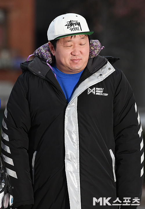 KBS Music Bank rehearsal was held at Yeouido KBS in Yeongdeungpo-gu, Seoul on the morning of the 14th.Hyung Don and Daejun pose for the young singer Jeong Hyeong-don heading for the rehearsal.