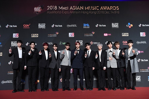 2018 Mnet Mama In Hong Kong (2018 Mnet Asian Music Awards in HONG KONG) Red Carpet Event was held at Hong Kong AWE (Asia World Expo Arena) on the afternoon of the 14th.Group Wanna One (Kang Daniel, Park Ji-hoon, Lee Dae-hwi, Kim Jae-hwan, Ong Sung-woo, Park Woo-jin, Lai Kuan-lin, Yoon Ji-sung, Hwang Min-hyun, Bae Jin-young and Ha Sung-woon) poses at the 2018 Mnet MAMA in HONG KONG Red Carpet Event.