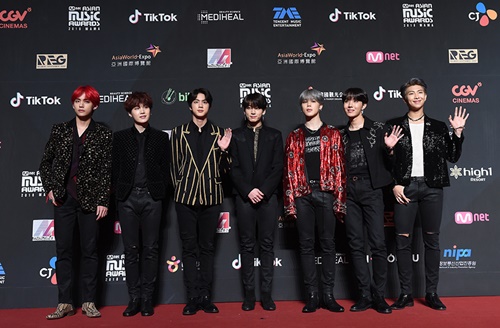 2018 Mnet Mama In Hong Kong (2018 Mnet Asian Music Awards in HONG KONG) Red Carpet Event was held at Hong Kong AWE (Asia World Expo Arena) on the afternoon of the 14th.Group BTS (RM, Sugar, Jean, J-Hope, Jimin, V, Jungkook) poses at the 2018 Mnet MAMA in HONG KONG Red Carpet Event.