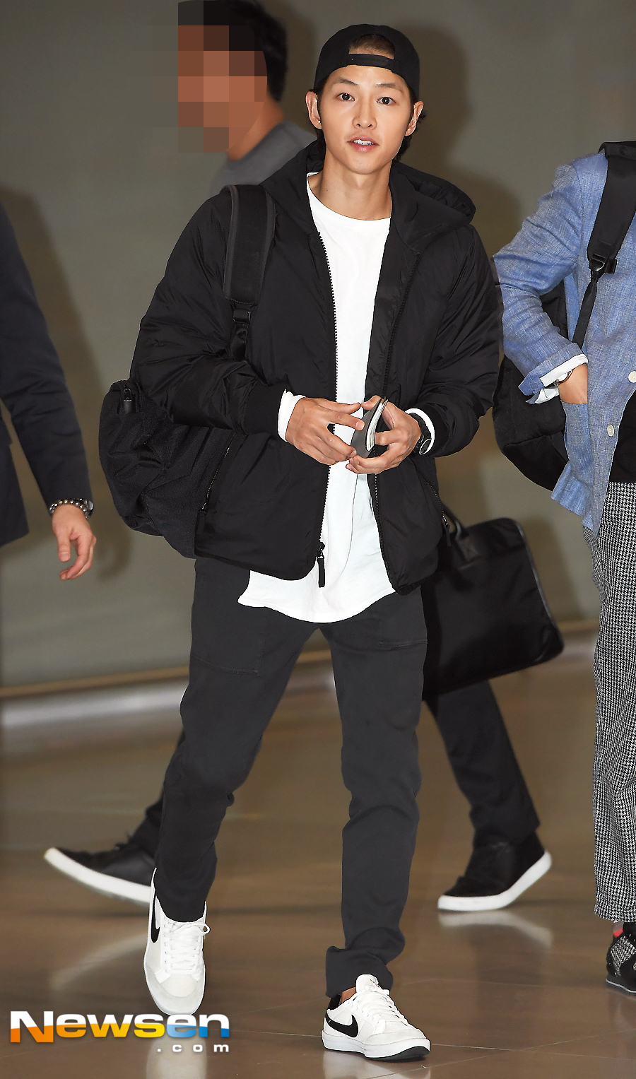 <p>Actor Song Joong-ki ‘2018 Mnet Asian Music Awards’(MAMA) to participate in the 12 13 am Incheon International Airport via airport fashion and Hong Kong as a Departure.</p><p>This day, Song Joong-ki with marriage after the first official schedule the car Departure, conservative clothing in the more difficult with the visuals as I did.</p>