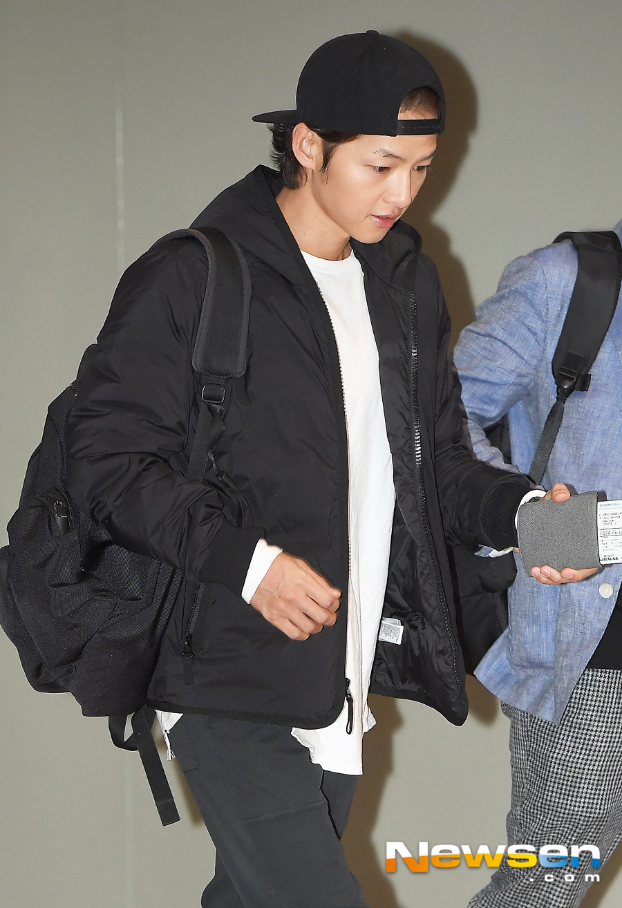 <p>Actor Song Joong-ki ‘2018 Mnet Asian Music Awards’(MAMA) to participate in the 12 13 am Incheon International Airport via airport fashion and Hong Kong as a Departure.</p><p>This day, Song Joong-ki with marriage after the first official schedule the car Departure, conservative clothing in the more difficult with the visuals as I did.</p>