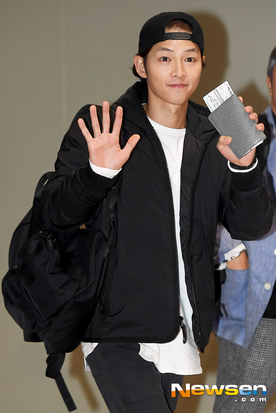Actor Song Joong-ki showed off airport fashion through Incheon International Airport on the morning of December 13 to attend the 2018 Mnet Asian Music Awards (MAMA) and departed with Hong Kong.Song Joong-ki caught the eye with the visuals that were younger than the first official schedule after marriage, the modest attire.