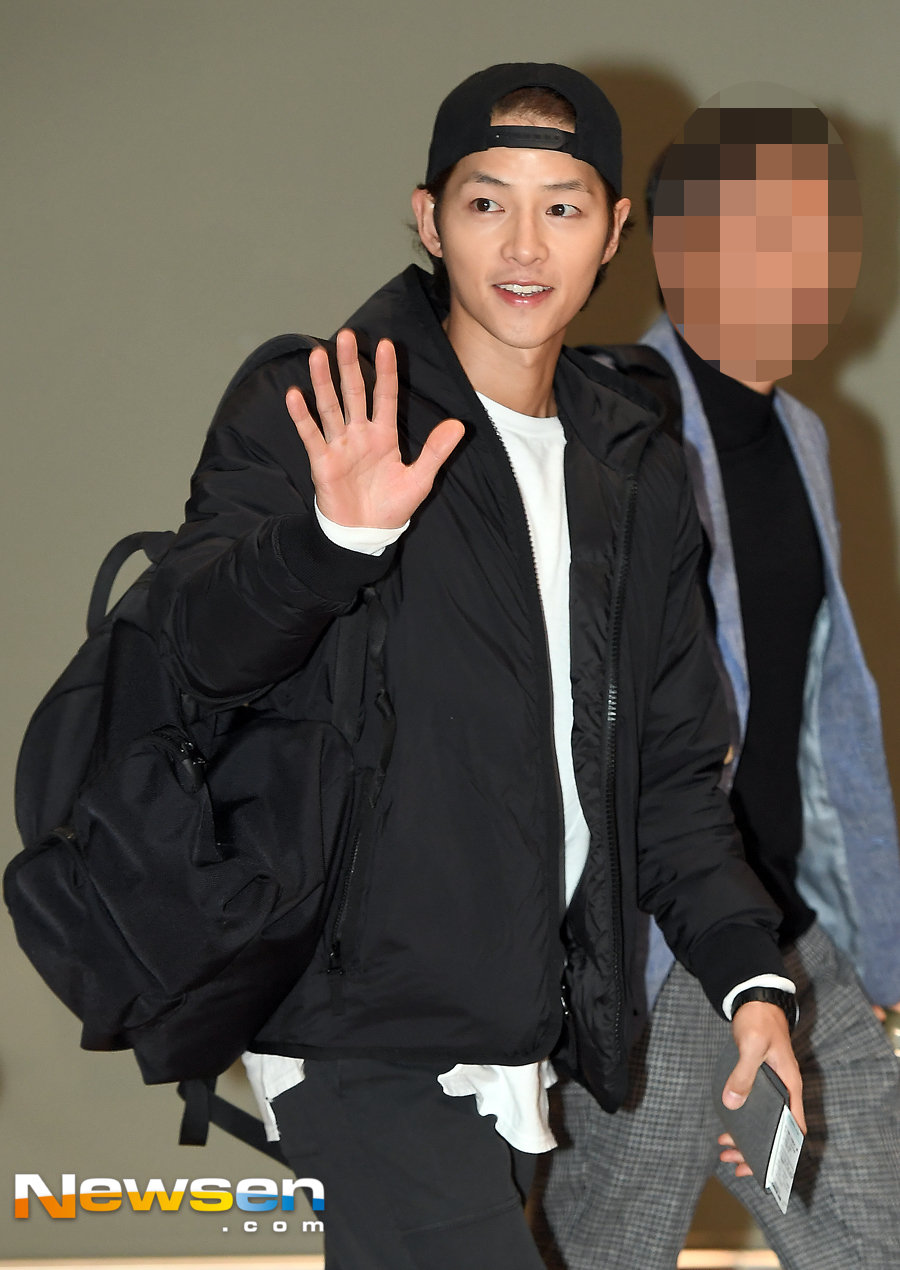 Actor Song Joong-ki showed off airport fashion through Incheon International Airport on the morning of December 13 to attend the 2018 Mnet Asian Music Awards (MAMA) and departed with Hong Kong.Song Joong-ki caught the eye with the visuals that were younger than the first official schedule after marriage, the modest attire.