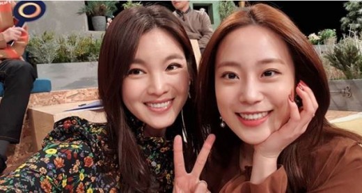 Jeong Ga-eun and Heo Young-ji boasted of their friendship.Jeong Ga-eun posted a picture on his Instagram on the 14th with an article entitled Going forward to take a picture of your sisters face.In the photo, Jeong Ga-eun and Heo Young-ji paint V. The warm beautiful look stands out.The netizens who watched this are responding such as Heo Young-ji is good, Both are pretty and It is good to see.