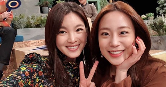 Actor Jeong Ga-eun has released a photo with Heo Young-ji.On June 14, Jeong Ga-eun posted a picture on his instagram with an article entitled My sisters face looks small and goes forward and takes a picture.In the open photo, Jeong Ga-eun is standing side by side with Heo Young-ji and looking at the camera.Heo Young-ji pulls a calyx pose with one hand, and Jeong Ga-eun draws a V and smiles brightly and draws Eye-catching.Jeong Ga-eun added Hashtag such as Paul Manafort estate and Good estate.Jeong Ga-eun is actively participating in various entertainment programs.Photo: Jeong Ga-eun SNS