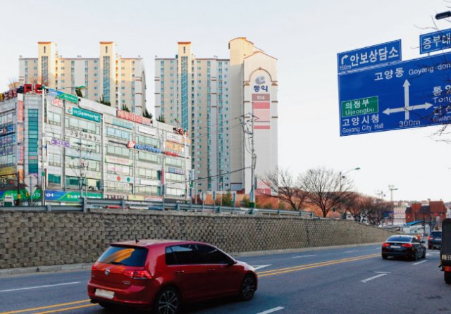 고양시 덕양구 고양동은 군사시설보호구역이지만 이미 아파트 단지가 들어서 있고 상권이 형성돼 해제에 따른 파급 효과가 미미할 것으로 보인다. [박해윤 기자]