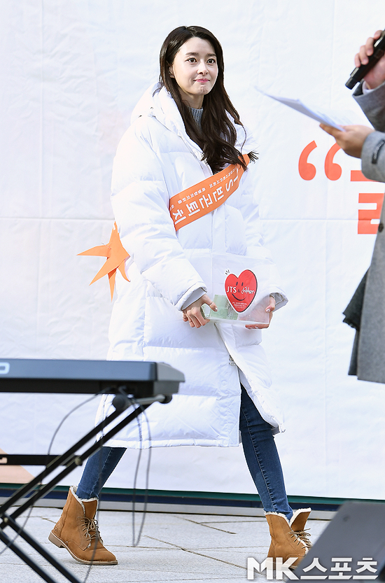 Poverty-fighting street fund raising event was held on the special stage in front of KEB Hana Bank in Seoul on the 15th.Actor Han Ji-min, model Han Hyun-min, Yoon Soi and girl group Hello Venus attended the street fundraising event.Girl group Hello Venus member Europe is on stage.