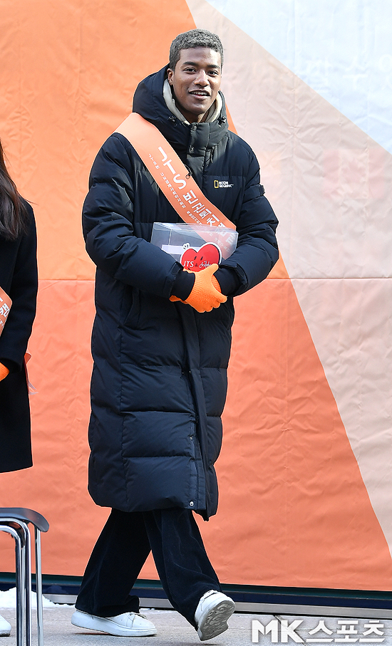 The poverty-fighting street fundraising Event was held on the special stage in front of KEB Hana Bank in Myeong-dong, Seoul on the 15th.Actor Han Ji-min, Model Han Hyun-min, Yoon So-yi, and girl group Hello Venus attended the street fundraising Event.Model Han Hyun-min is on stage.