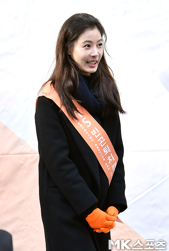 The poverty-fighting street fundraising Event was held on the special stage in front of KEB Hana Bank in Myeong-dong, Seoul on the 15th.Actor Han Ji-min, model Han Hyun-min, Yoon So-yi, and girl group Hello Venus attended the street fundraising Event.Actor Yoon So-yi is on stage.