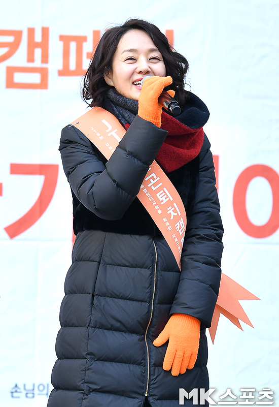 The poverty-fighting street fundraising Event was held on the special stage in front of KEB Hana Bank in Myeong-dong, Seoul on the 15th.Actor Han Ji-min, model Han Hyun-min, Yoon So-yi, and girl group Hello Venus attended the street fundraising Event.Actor Bae Jong-ok is greeting the street before raising money.