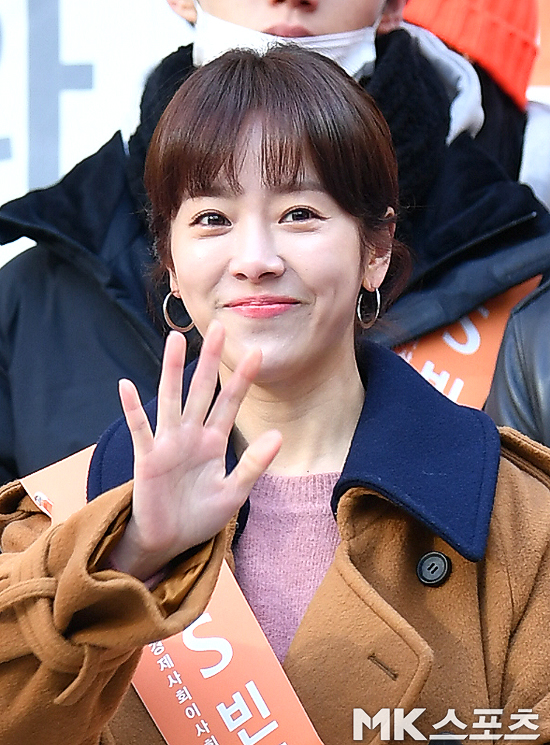 The poverty-fighting street fundraising Event was held on the special stage in front of KEB Hana Bank in Myeong-dong, Seoul on the 15th.Actor Han Ji-min, model Han Hyun-min, Yoon So-yi, and girl group Hello Venus attended the street fundraising Event.Actor Han Ji-min is smiling before raising the street.