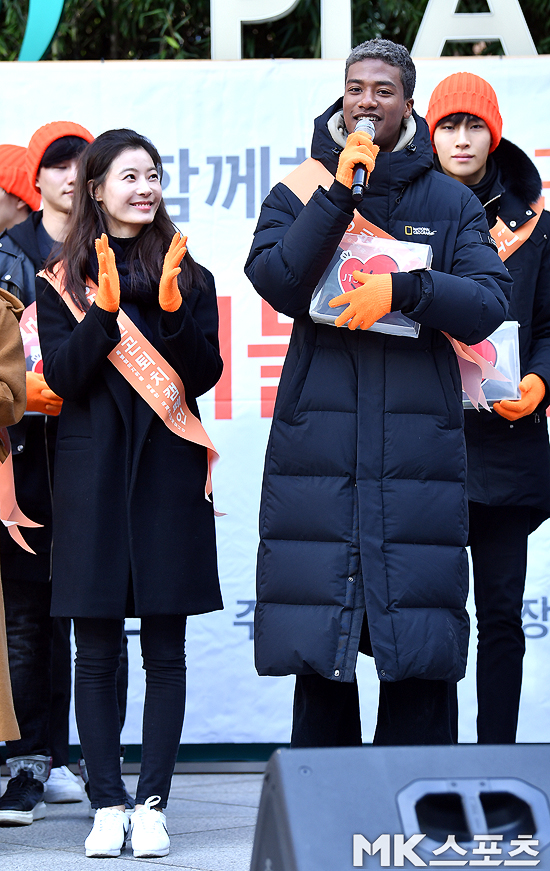 The poverty-fighting street fundraising Event was held on the special stage in front of KEB Hana Bank in Myeong-dong, Seoul on the 15th.Actor Han Ji-min, model Han Hyun-min, Yoon So-yi, and girl group Hello Venus attended the street fundraising Event.Actor Yoon So-yi - Han Hyun-min is greeting the street.