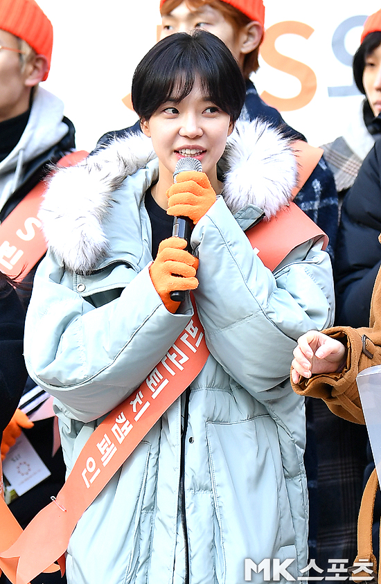 Poverty-fighting street fund raising event was held on the special stage in front of KEB Hana Bank in Seoul on the 15th.Actor Han Ji-min, model Han Hyun-min, Yoon Soi and girl group Hello Venus attended the street fundraising event.Actor Im Se-mi is giving a greeting before raising the street.