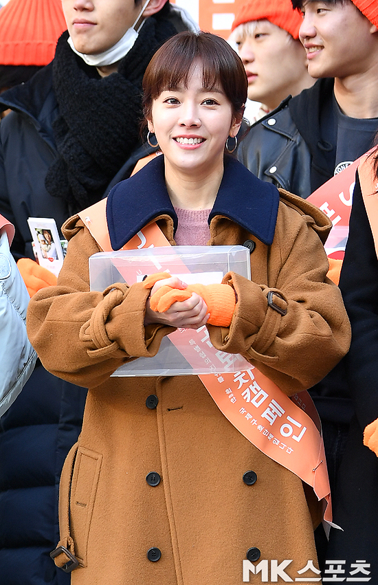 The poverty-fighting street fundraising Event was held on the special stage in front of KEB Hana Bank in Myeong-dong, Seoul on the 15th.Actor Han Ji-min, model Han Hyun-min, Yoon So-yi, and girl group Hello Venus attended the street fundraising Event.Actor Han Ji-min is smiling before raising the street.