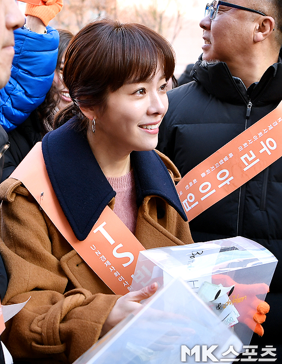 The Fundraising Event was held on the special stage in front of KEB Hana Bank in Myeong-dong, Seoul on the 15th.The street Fundraising event was attended by actor Han Ji-min, model Han Hyun-min, Yun Soi and girl group Hello Venus.Actor Han Ji-min is stepping out of the street Fundraising.