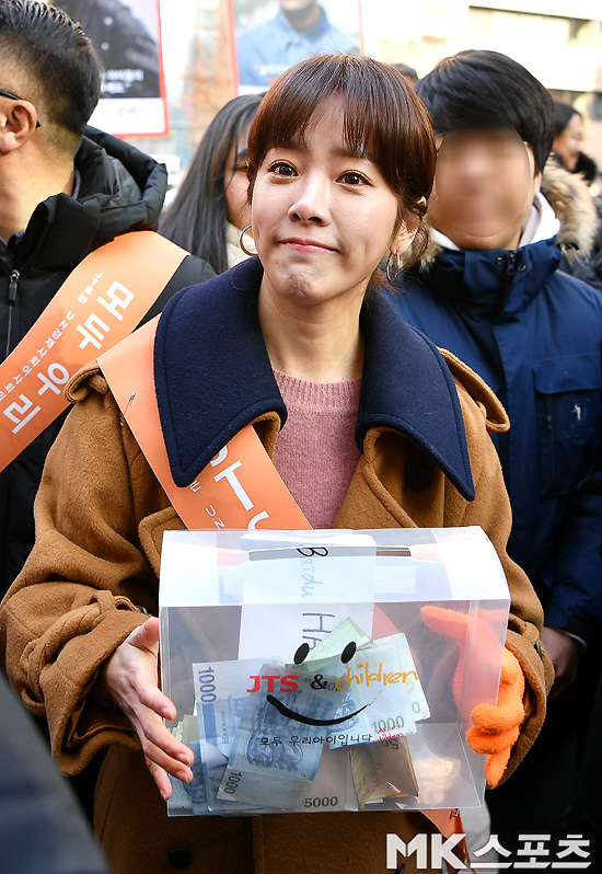 The poverty-fighting street fundraising Event was held on the special stage in front of KEB Hana Bank in Myeong-dong, Seoul on the 15th.Actor Han Ji-min, model Han Hyun-min, Yoon So-yi, and girl group Hello Venus attended the street fundraising Event.Actor Han Ji-min is raising money for the streets.