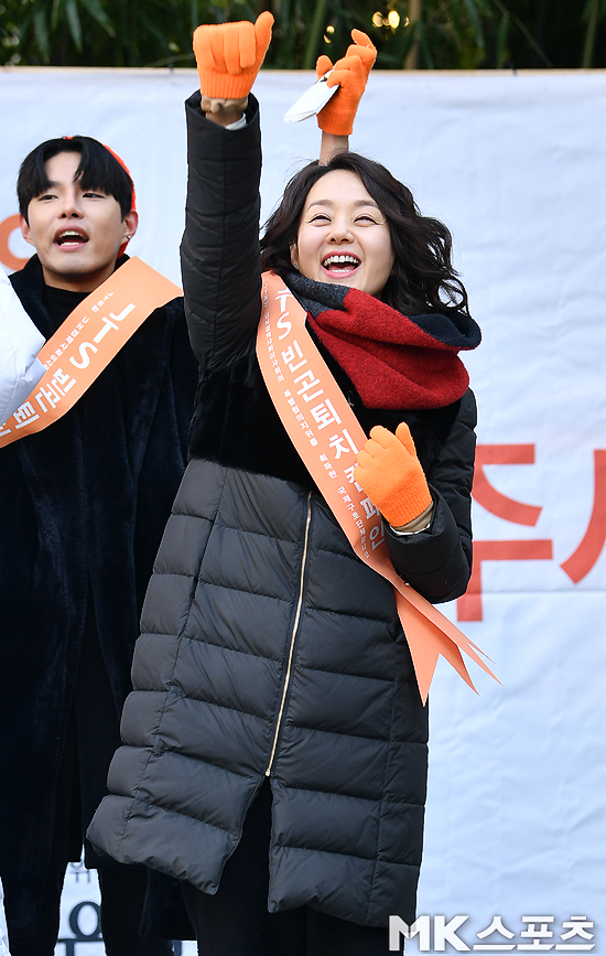 The poverty-fighting street fundraising Event was held on the special stage in front of KEB Hana Bank in Myeong-dong, Seoul on the 15th.Actor Han Ji-min, model Han Hyun-min, Yoon So-yi, and girl group Hello Venus attended the street fundraising Event.Actor Bae Jong-ok is fighting.