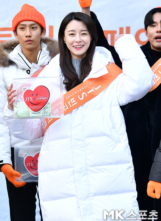 The poverty-fighting street fund raising event was held on the special stage in front of KEB Hana Bank in Myeong-dong, Seoul on the 15th.Actor Han Ji-min, model Han Hyun-min, Yoon Soi and girl group Hello Venus attended the street fundraising event.Girl group Hello Venus member Europe poses for fighting