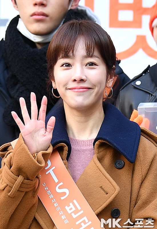 The poverty-fighting street fund raising event was held on the special stage in front of KEB Hana Bank in Myeong-dong, Seoul on the 15th.Actor Han Ji-min, model Han Hyun-min, Yoon Soi, and girl group Hello Venus attended the street fundraising event.Actor Han Ji-min is doing Hand drawing.
