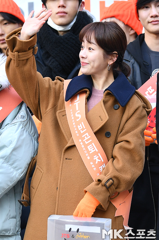 The poverty-fighting street fundraising Event was held on the special stage in front of KEB Hana Bank in Myeong-dong, Seoul on the 15th.Actor Han Ji-min, model Han Hyun-min, Yoon So-yi, and girl group Hello Venus attended the street fundraising Event.Actor Han Ji-min is waving his hand at his fans.