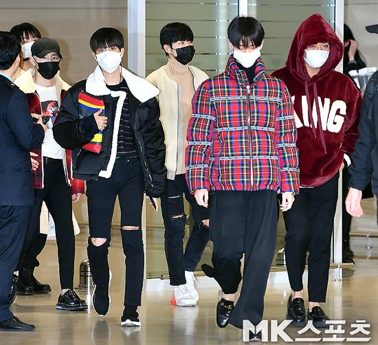 Girl group Wanna One returned home through Incheon International Airport Terminal 2 on the 15th after finishing the 2018 MAMA (Mnet Asian Music Awards in HONGKONG) schedule.Group Wanna One is exiting the Entrance Golden Gate Bridge.