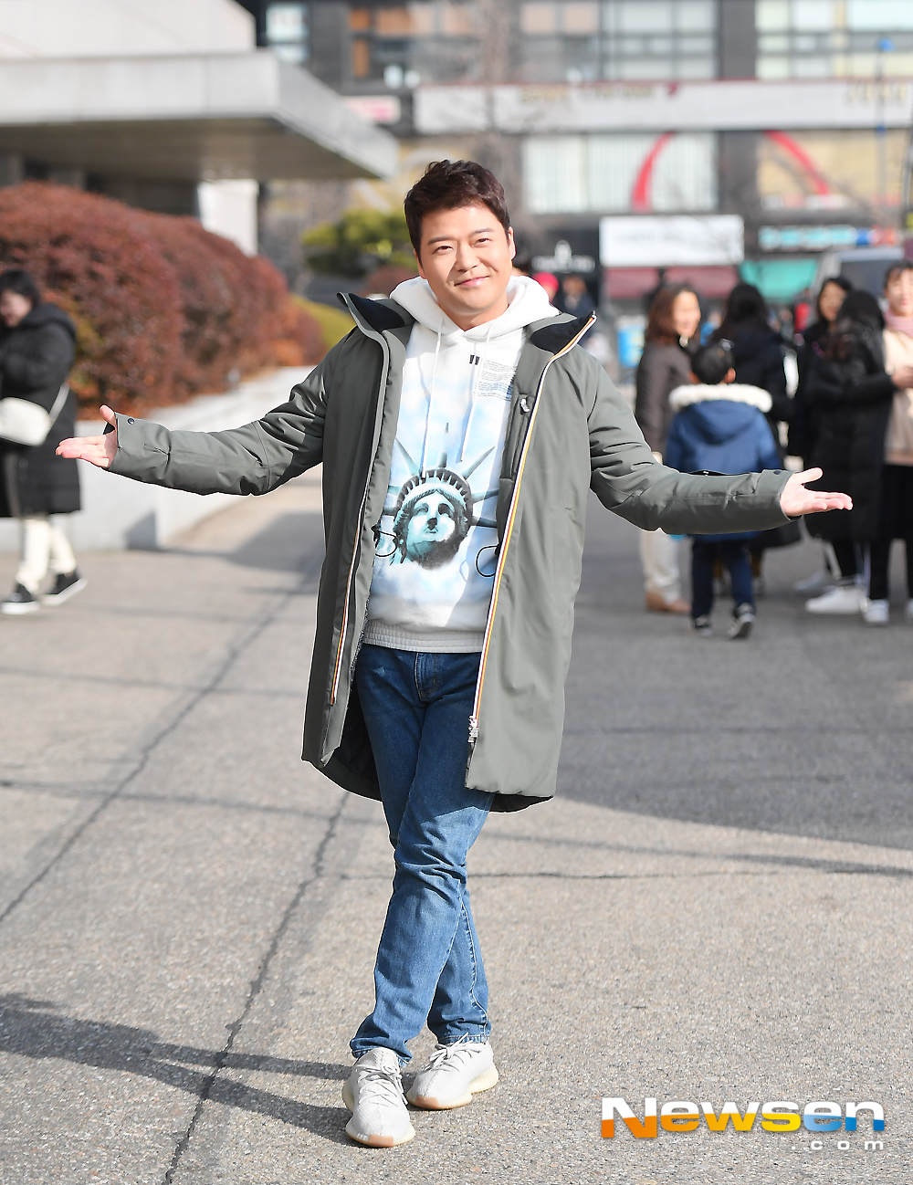 KBS 2TV Happy Together Season 4 recording was held at the KBS annex in Yeouido-dong, Yeongdeungpo-gu, Seoul on the afternoon of December 15.Jun Hyun-moo poses on the day.MC Yoo Jae-seok, Jun Hyun-moo, Cho Yoon-hee, and Jo Se-ho guest attended the drama Whats the Feng Sangs special recording, including Oh Ji-ho, Lee Si-young, Jeon Hye-bin and Kim Ji Young (child talent).expressiveness